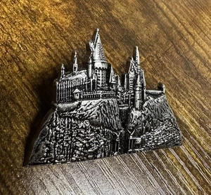 2019 Universal Studios The Wizarding World of Harry Potter Hogwarts Castle Pin - Picture 1 of 2