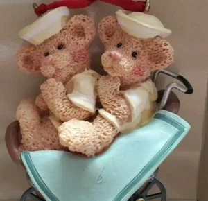 Holly Bearies ""GEMELOS"" Osos Santa's World Ornamento de Kurt S. Adler Nuevo en Caja - Imagen 1 de 11