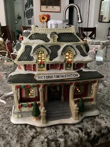 Lemax Christmas Village Victoria Train Station Lighted House 2007 Tested Working - Picture 1 of 11
