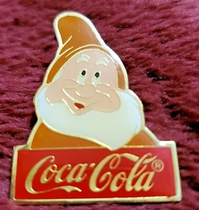 1986 HAPPY Dwarf Coca Cola 15th Anniversary Pin Walt Disney World Schneewittchen - Bild 1 von 3