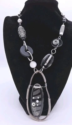 Impresionante collar de cuentas Treska negro llamativo con metales mezclados y cuentas de vidrio  Foto 1 de 4