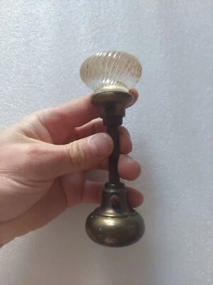 Juego de perillas de puerta vintage de latón y vidrio cortado con accesorio de acero  Foto 1 de 4