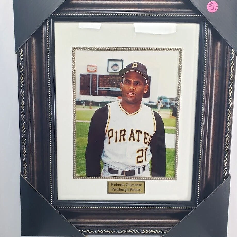 Pittsburgh Pirates Roberto Clemente Picture in Frame Size 19" x 16" X 1" - Image 1 of 1