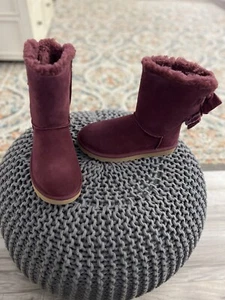 UGG Bailey SCHLEIFE STIEFEL GRÖSSE 7 ZERKLEINERTER SAMT WEINROT TRAUBE CABERNET DAMEN NEU OHNE ETIKETT $ 200 - Bild 1 von 15