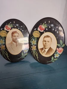 Antike viktorianische Fotoknöpfe aus Metall, 2er Set Männer mit Blumenrahmen - Bild 1 von 7