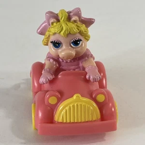 Baby Muppets Miss Piggy 1986 vintage con auto rosa giocattolo Mcdonalds - Foto 1 di 7