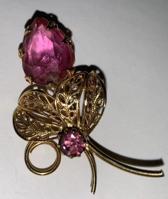 Vintage 1950s Gold-Tone Filigree Flower Brooch/Pin Pear-Shaped Pink Glass Stones - Image 1 of 4