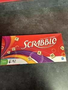 Scrabble Gioco da Tavolo Cruciverba Gioco Famiglia Notte Hasbro 2007 Nuovo Scatola Aperta - Foto 1 di 5