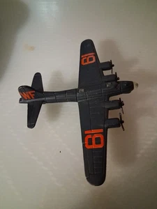 DIECASE METAL AIRPLANE-MAISTO B-17G-3,5” LUNGO, 5,5” LARGO APERTURA ALARE-1997 VENTI POSTERIORI - Foto 1 di 6