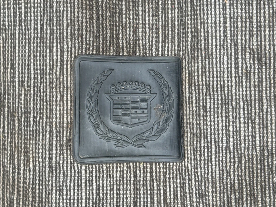 Alfombrilla de maletero OEM Cadillac años 80 1990 DeVille, Fleetwood, Sevilla, Allante Foto 1 de 2