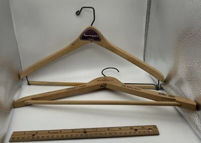 Percha de madera Goodform vintage "THE B R Baker Co. TOLEDO'S STORE" + Sprenger’s Foto 1 de 4