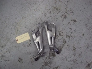 97-03 01 02 03 Honda CBR 1100 11XX clavijas de pasajeros lado derecho e izquierdo fabricante de equipos originales c9 - Imagen 1 de 2