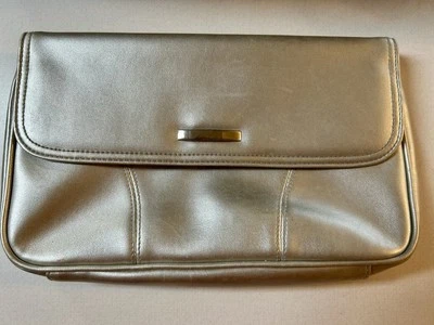 "Cartera sin asas Cabin Creek de cuero sintético plateada de colección años 80 11x7x2"" usada en excelente estado clásica" Foto 1 de 4