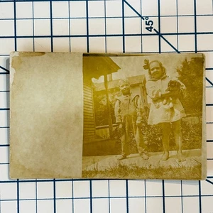 RPPC Vintage Sepia Postkarte von Kindern mit Welpen in Anfang 1900 Hof - Bild 1 von 3