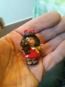 SELTENE 2 ZOLL GROSSE MAFALDA FIGUR SPIELZEUG MIT TEDDYBÄR - Bild 1 von 10