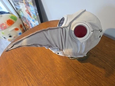 Máscara de médico con placa de cuero blanco Tom Banwell con lentes rojas  Foto 1 de 4