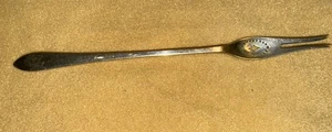 Faneuil von Tiffany & Co. Sterlingsilber Pickle Gabel 2 Zinken lang durchbohrt 6 3/4" - Bild 1 von 5