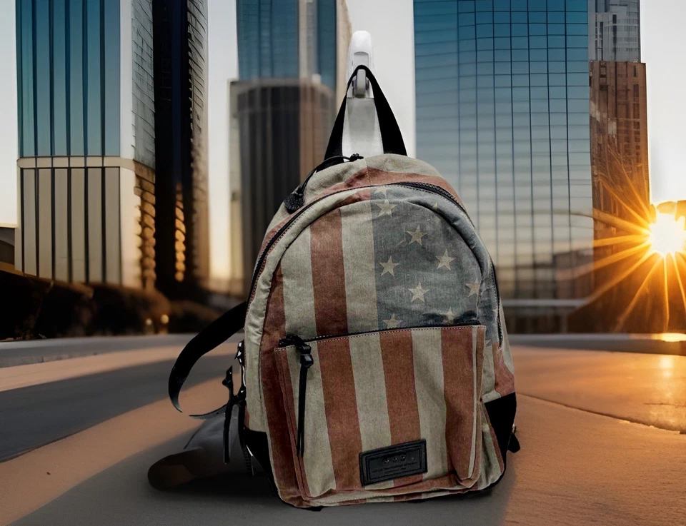 Mochila John Varvatos ⭐️ EE. UU. Para hombres Tamaño Mediano Bandera Americana Envejecida de Fábrica Foto 1 de 4