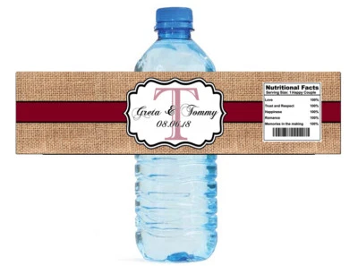 Etiquetas de botella de agua de boda con monograma a rayas de arpillera borgoña Foto 1 de 4
