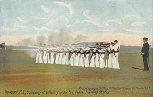 Newport, RI Infantería bajo fuego Estación de Entrenamiento Naval 1907 Postal de Colección - Imagen 1 de 2