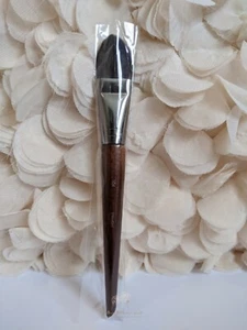 Make Up For Ever #104 Flat Tapered End Foundation Brush New in Sleeve - Picture 1 of 2