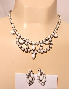 COLLAR BABERO CUENTAS BLANCAS VINTAGE CON PENDIENTES A JUEGO - COMO NUEVO - Imagen 1 de 4