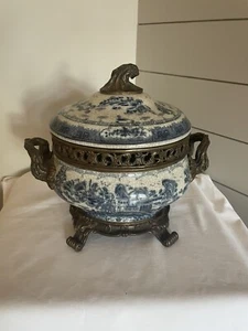 Vintage Castilian Blue & White Porcelain Footed Bowl With Lid Handles Bronze - Bild 1 von 10