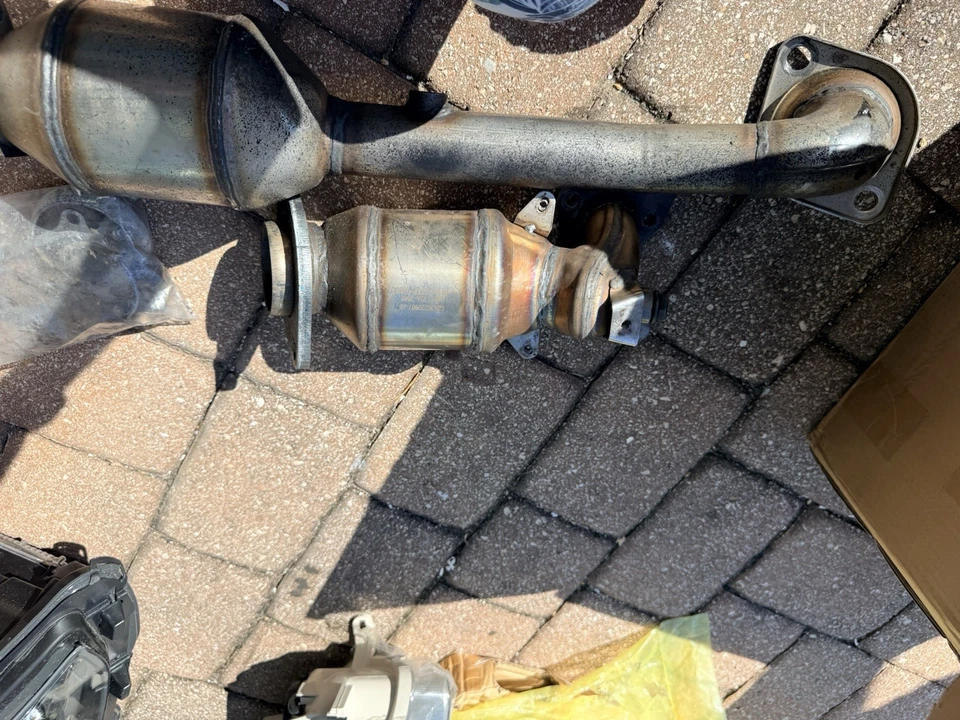 Conjunto convertidor catalítico Hyundai Sonata / Kia Optima 2,4 L 2011-2014 Foto 1 de 4