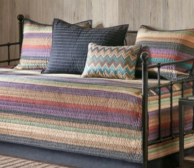 JUEGO DE CAMA DE DÍA DE 6 PIEZAS A RAYAS SUROESTE: CAMA DE DÍA MARRÓN NATIVA TURQUESA DEL SUROESTE Foto 1 de 4