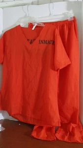 CostumesUSA~ Costume arancione STATO PENITENZIARIO DETENUTO 2 PZ ~ standard adulto - Foto 1 di 3
