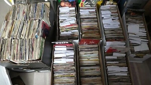 Job Lot of 100 7" singles (1950's, 1960's, 1970's, 1980's and 1990's), Free P&P - Picture 1 of 8