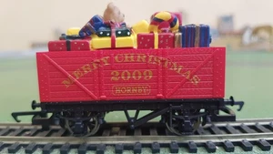 Hornby R6479 7-plank wagon Christmas 2009 with present load, red, boxed - Picture 1 of 9
