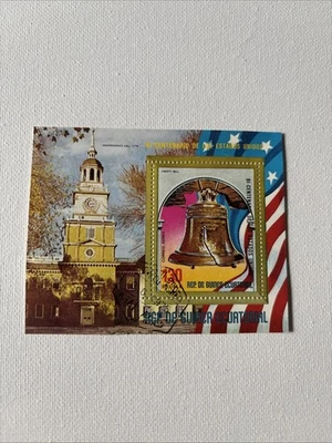 Sello de Guinea Ecuatorial que representa la Campana de la Libertad Foto 1 de 2