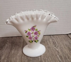 Fenton Vaso Ventaglio Crest Bianco Argento con Viola Viola Viola nella Neve, Vintage - Foto 1 di 7