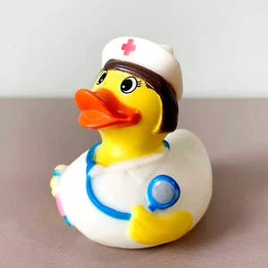 Muñeca enfermera pato de goma juguete chirriante regalo bañera pato chirrido juguete - Imagen 1 de 7