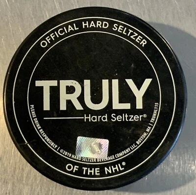 TRULY Hard Seltzer 官方 NHL In Glas Co. 曲棍球冰球纪念品 — 第 1/4 张图片