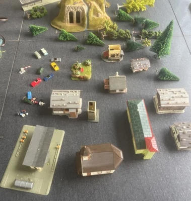 Minitrix H0 Zubehör Häuser Figuren Bäume - Bild 1 von 4