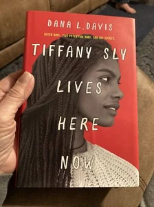 Tiffany Sly Lives Here Now by Davis, Dana L. - Foto 1 di 2