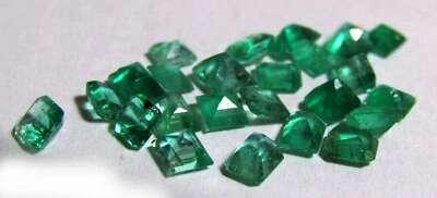 Emerald (1) rectangular between 2.5 and 3.5mm, good color and shine - Image 1 of 4