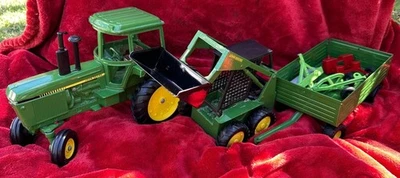 De colección Ertl 70’s John Deere Set Tractor, Minicargadora, Vagón, 2 Hubley Imp. Red Ertl Foto 1 de 4