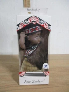 Muñeca de recuerdo artesanal de Nueva Zelanda de 8" con bebé en caja - Parrs Productos - Imagen 1 de 5