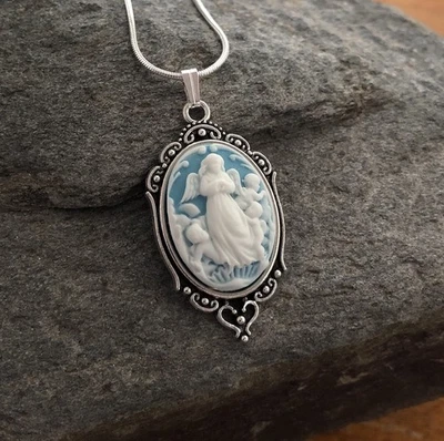 Collar camafeo de ángeles y querubines para bebés, azul madera de cuña, cadena de plata de ley .925 Foto 1 de 4