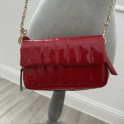 Vince Camuto embreagem vermelha corrente de ouro alça longa couro envernizado tiracolo usado uma vez - Imagem 1 de 4