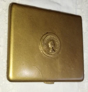 ANTIGUA Y MUY RARA CAJA DE CIGARRILLOS DE BRONCE CONMEMORATIVA REINA ISABEL II? - Imagen 1 de 15
