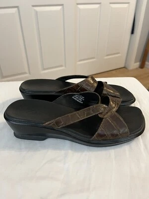 Sandalias sin cordones Clarks para mujer de cuero marrón con tacón 7 M (1122-w) Foto 1 de 4