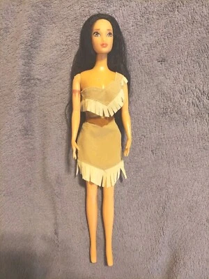 BONECA VINTAGE DÉCADA DE 1990 LOJA DISNEY PRINCESA POCAHONTAS 12" COM VESTIDO TRADICIONAL  - Imagem 1 de 4