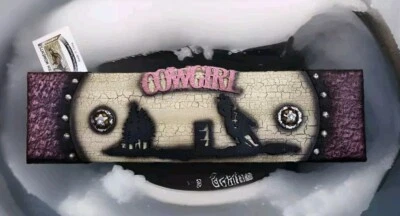 Letreros de vaquera occidental M&F. Recortes de madera de imitación de cuero rosa. Regalos sencillos pero bonitos Foto 1 de 4