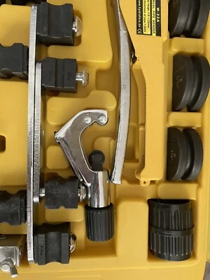 W-22A manual pipe bender complete kit with case brand new - Image 1 of 4