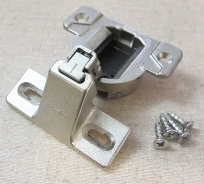 Dobradiças Blum COMPACT 110° 30.310-11.02, níquel com placa 130.110-01.23, 1/2" OL - Imagem 1 de 4