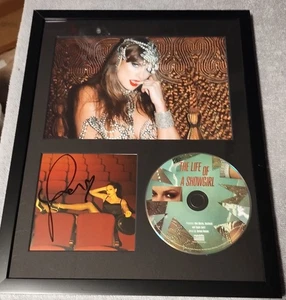 TAYLOR SWIFT SIGNIERT DAS LEBEN EINES SHOWGIRLS CD KUNSTKARTE FOTO GERAHMT COA - Bild 1 von 1